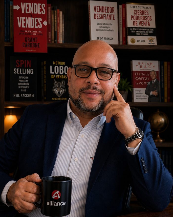 Yurán Bonilla, MBA, asesor comercial de Alliance, en su oficina.